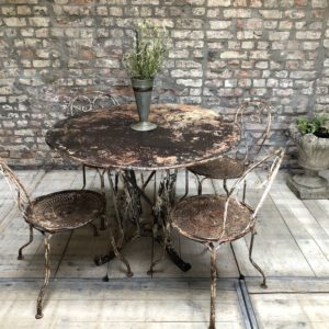 ancienne table de jardin style romantique