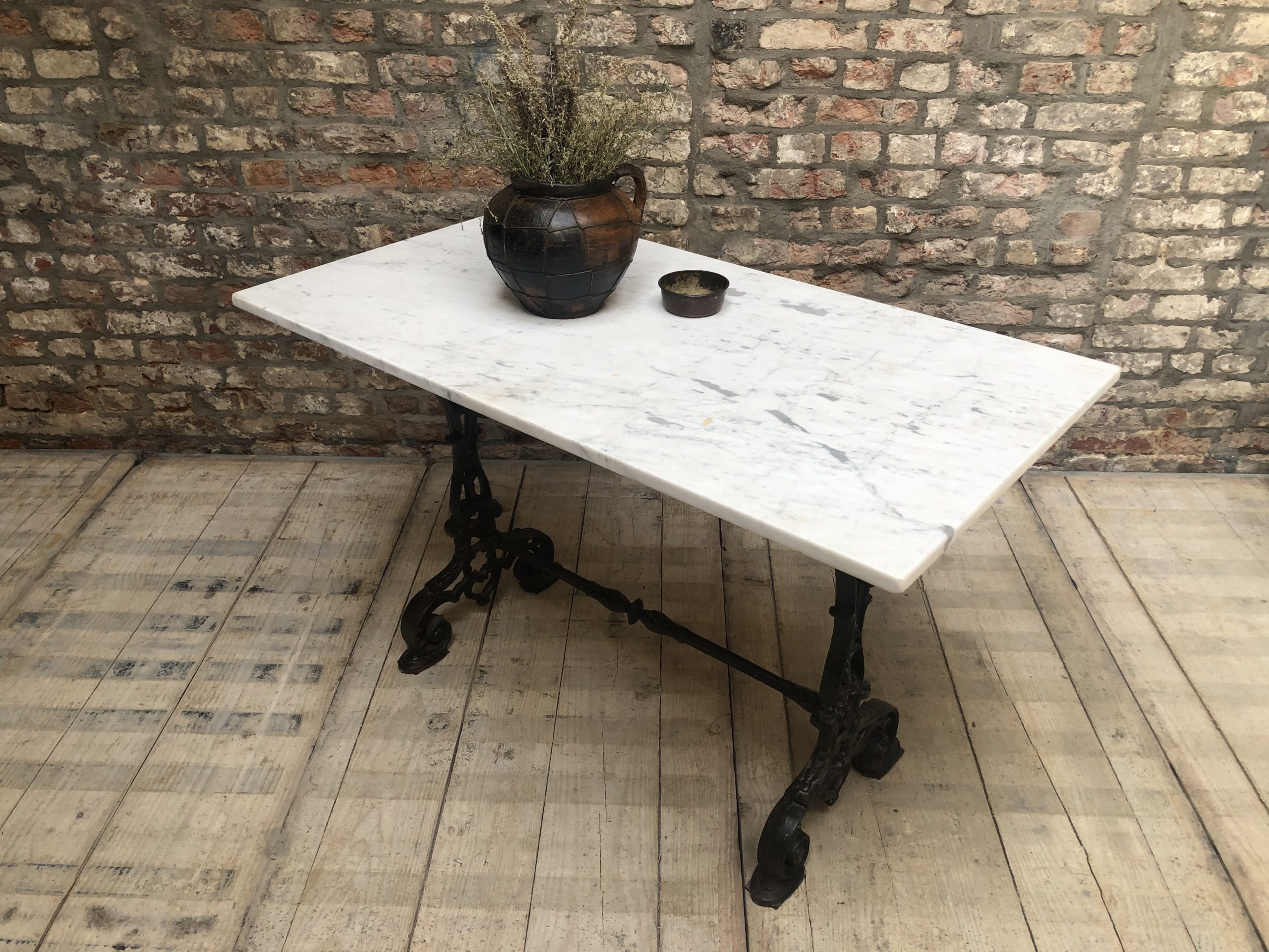 table bistrot en marbre blanc