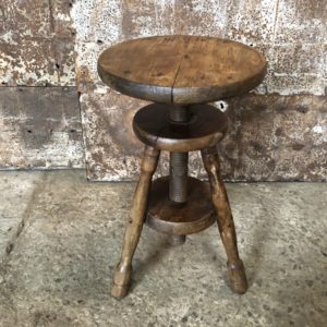 ancien tabouret d'atelier en bois