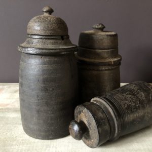 Anciens pots à beurre Népalais