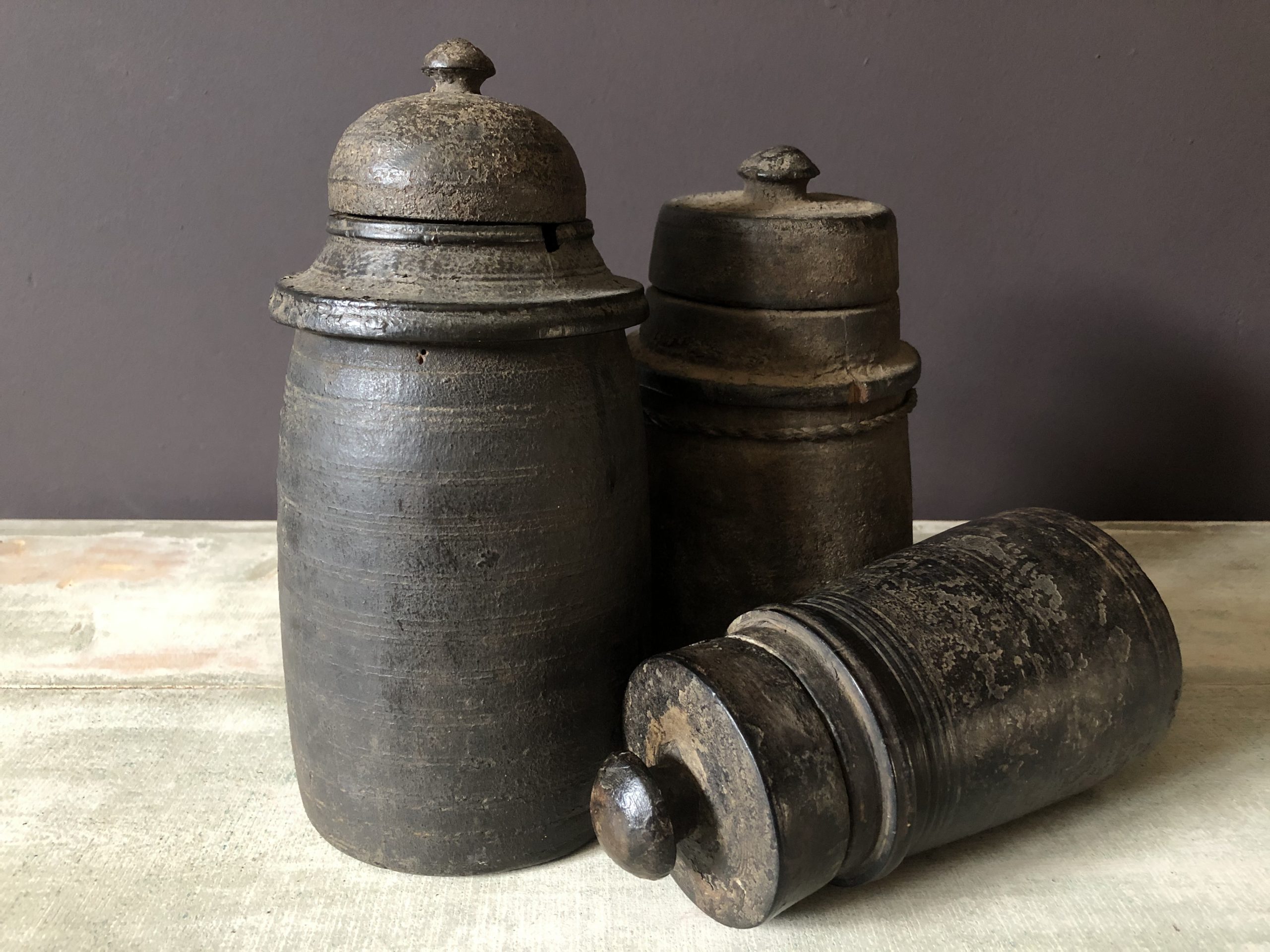 anciens pots à beurre Népalais