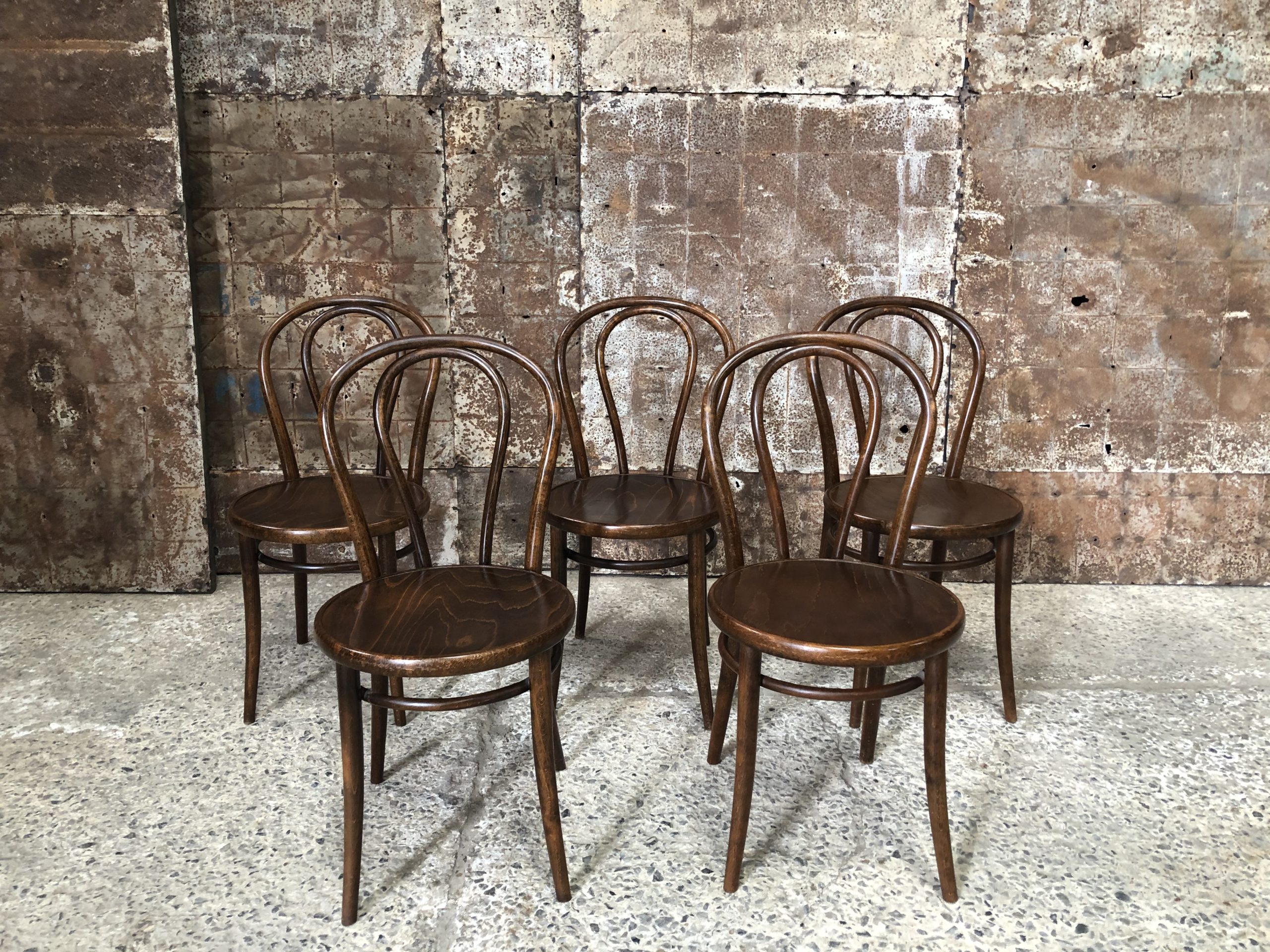 Anciennes chaises bistrot