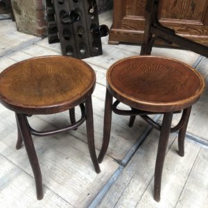 anciens tabourets bois bistrot Thonet