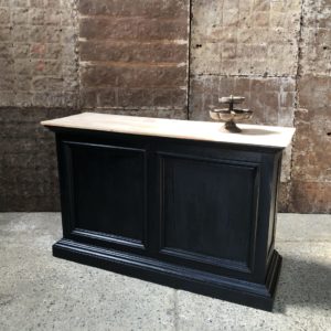 Comptoir en bois noir et tablette en bois clair
