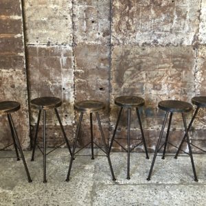 Tabourets de bar industriels en métal et bois