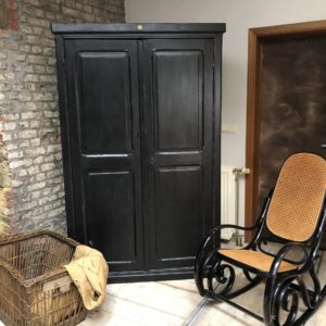 Armoire noire en bois 2 portes