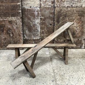 anciens bancs en bois