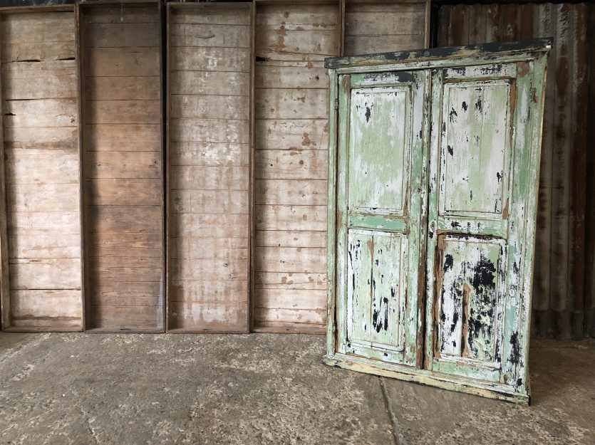 Armoire patinée en bois