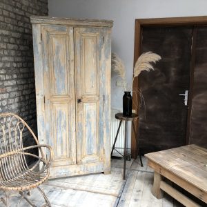 Armoire en bois patiné