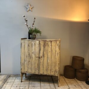 Armoire d'atelier en bois sur pieds - meuble de métier patiné