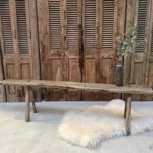 Banc en bois brut