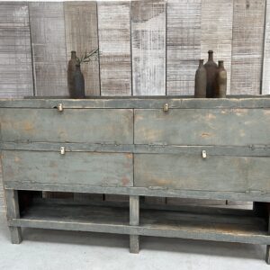 Buffet - meuble d'atelier patiné à casiers