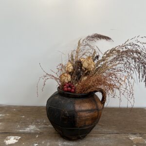 Pot en terre cuite de style primitif