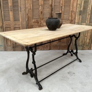 table de cuisine pied en fonte et tablette en bois clair