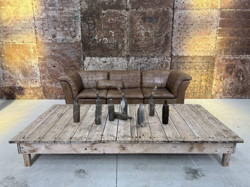 Grande table basse en bois brut