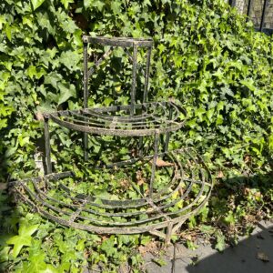 Ancien escalier à plantes en métal patiné