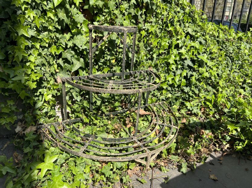 Ancien escalier à plantes en métal