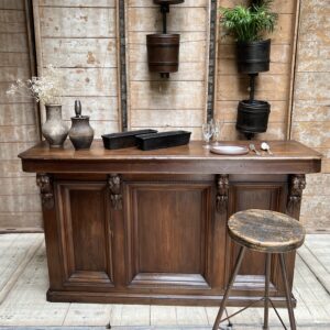 Ancien comptoir de café en bois sculpté