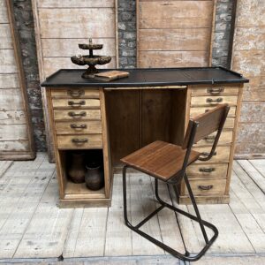 Bureau en bois avec tiroirs