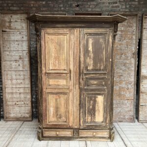 Armoire rustique en bois avec une belle patine