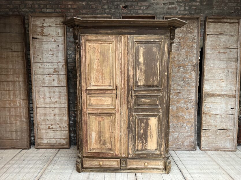 Armoire rustique patinée