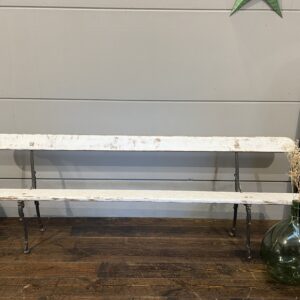 Banc de jardin XXe de style romantique patine blanche en bois et fonte