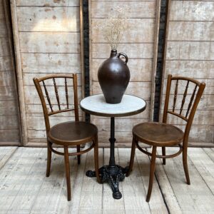 Table bistrot de terrasse parisienne en marbre et laiton