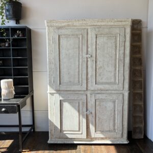 Armoire en bois patinée 4 portes