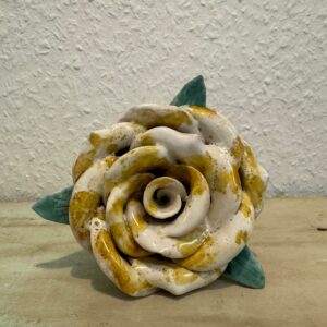 Anciennes roses en céramique - objet artisanal belge