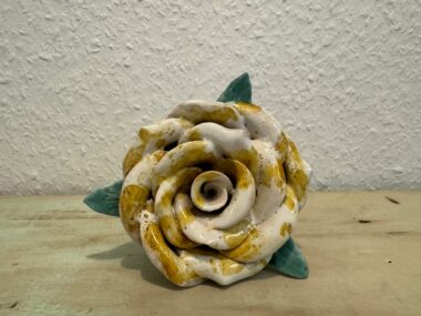 Ancienne rose en céramique blanche