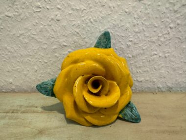 Rose en céramique jaune