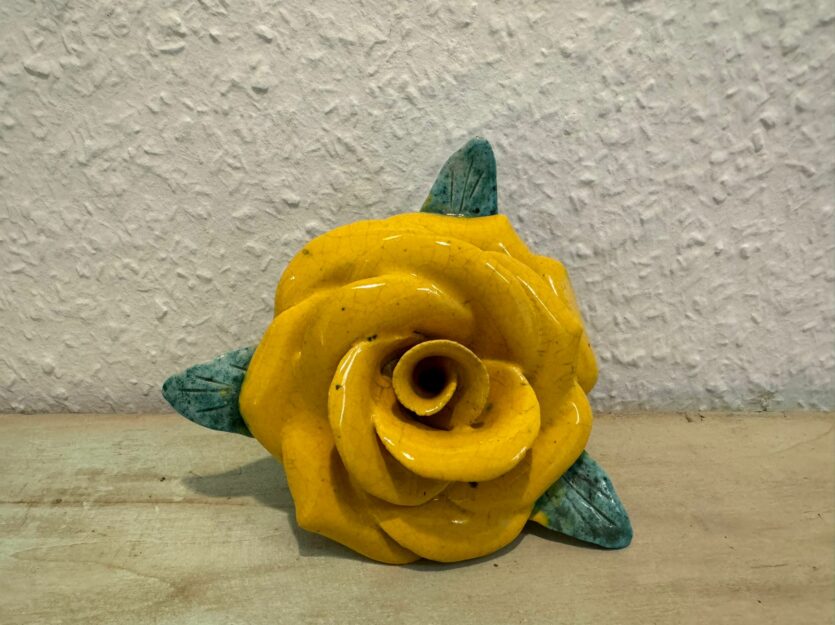 Rose en céramique jaune