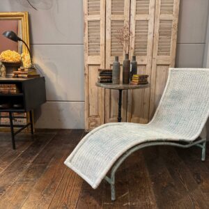 Chaise longue année 80 patine blanche pieds métal et scoubidou