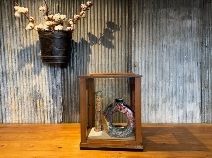 Ancienne petite vitrine de magasin