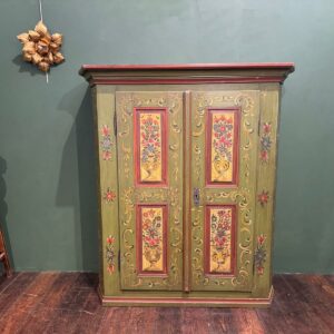 Ancienne armoire en bois de mariée verte aux motifs colorées