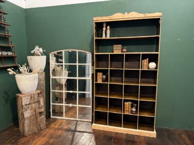Ancien meuble de métier avec casiers