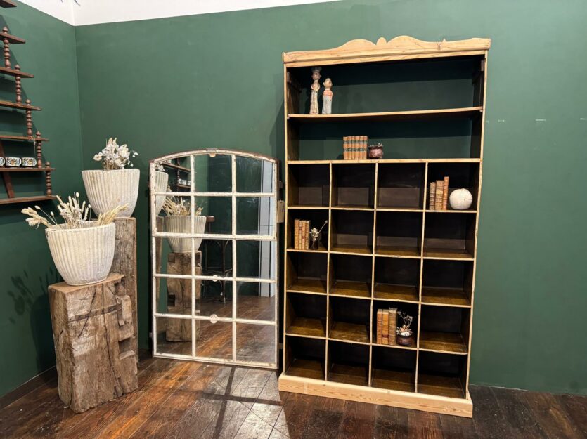 Ancien meuble de métier avec casiers