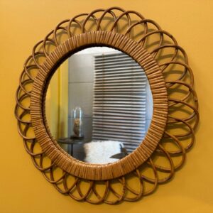 Charmant miroir vintage en rotin en forme de fleur