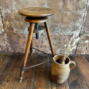 Ancien tabouret d'atelier en bois pivotant