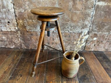 Ancien tabouret d’atelier en bois