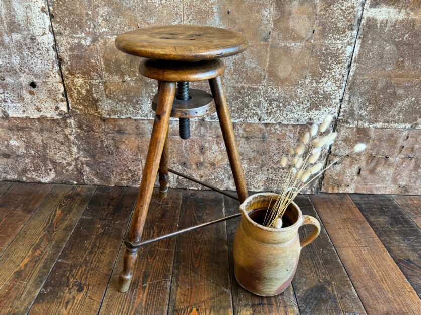 Ancien tabouret d’atelier en bois