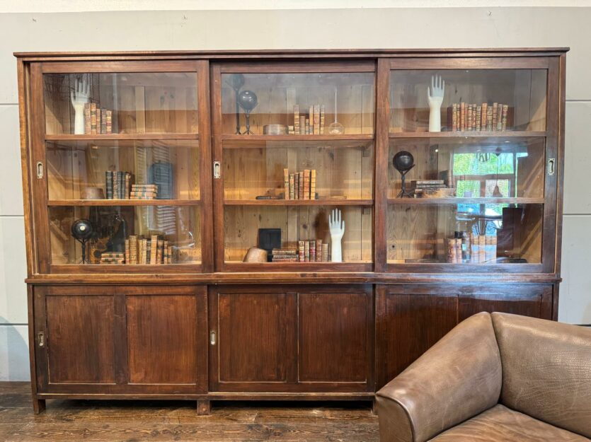 Ancienne vitrine d’école deux corps