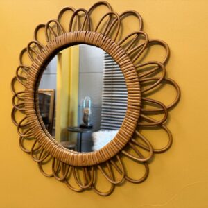 Charmant miroir vintage en rotin en forme de fleur