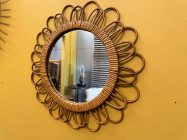Miroir vintage en rotin en forme de fleur