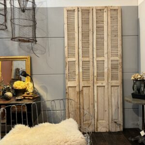 Anciens grands volets en bois