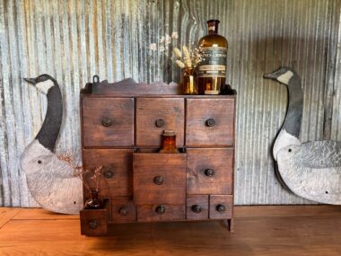 Ancien petit meuble en bois à tiroirs