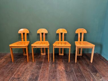 4 chaises brutalistes