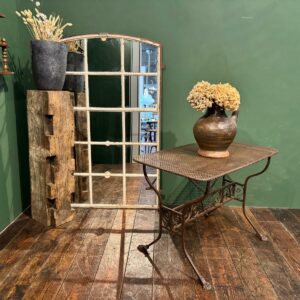 Table de jardin en métal perforée dans le gout de Mathieu Mategot