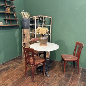Table de jardin avec pied bistrot et tablette en marbre blanc