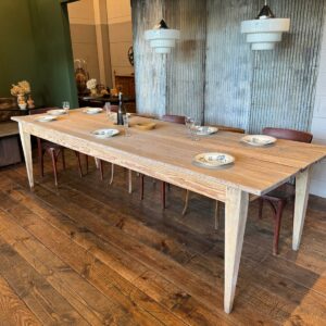 Table de vigneron en bois clair de 10 à 12 personnes